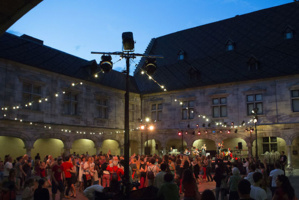 "Bal Planète" (ici à Besançon) par la Cie Pernette et Krachta Valda © Yves Petit. "Bal Planète" (ici à Besançon) par la Cie Pernette et Krachta Valda © Yves Petit.