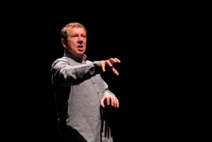 Gilbert Ponté nous offre un seul en scène rare, une forme de narration-théâtre