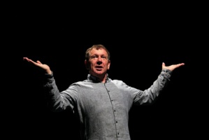 Gilbert Ponté nous offre un seul en scène rare, une forme de narration-théâtre