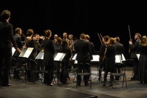 Claire Gibault (au centre) et le PMO © Gilles Mermet. Claire Gibault (au centre) et le PMO © Gilles Mermet.