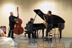 Thibaud Soulas (contrebasse), Vincent Le Quang (saxophone), Bruno Ruder (piano) © DR.