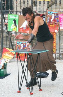 Spectacle de rue, rue Peyrollerie, Avignon 2011 © Gil Chauveau