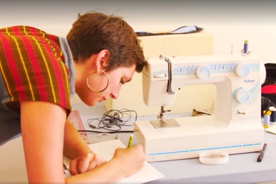 Sabine Schlemmer, costumière © Cie La Poursuite du Bleu. Sabine Schlemmer, costumière © Cie La Poursuite du Bleu.