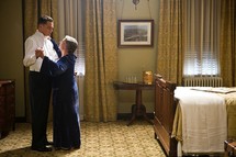 Leornado DiCaprio et Judi Dench © 2011 Warner Bros.