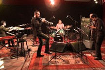 Leandro Aconcha (piano et claviers), Sylvain Gontard (trompette), Jean My Truong (batterie), Irving Acao (saxophones), Pascal Sarton (basses) © La Seine TV. Leandro Aconcha (piano et claviers), Sylvain Gontard (trompette), Jean My Truong (batterie), Irving Acao (saxophones), Pascal Sarton (basses) © La Seine TV.