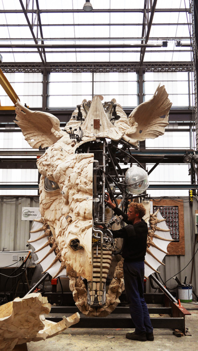 Assemblage de la tête du dragon © Pauline David. Assemblage de la tête du dragon © Pauline David.