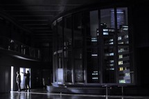 David Bizic (Leporello) et Peter Mattei (Don Giovanni) © Opéra national de Paris/Charles Duprat. David Bizic (Leporello) et Peter Mattei (Don Giovanni) © Opéra national de Paris/Charles Duprat.