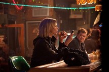 Charlize Theron et Patton Oswalt (second plan) © DR. Charlize Theron et Patton Oswalt (second plan) © DR.