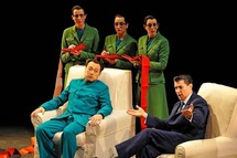 De gauche à droite : Alfred Kim (Mao), Franco Pomponi (Richard Nixon), Sophie Leleu, Alexandra Sherman, Rebecca de Pont Davies (les trois secrétaires de Mao) © Marie-Noëlle Robert/Théâtre du Châtelet.