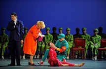 Nixon (Franco Pomponi), Pat Nixon (June Anderson) © Marie-Noëlle Robert/Théâtre du Châtelet.