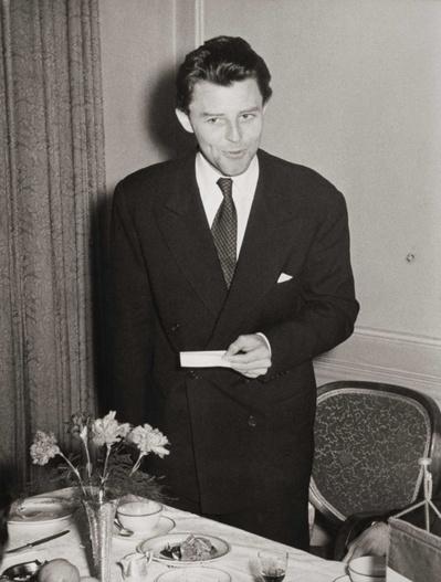 Gérard Philipe faisant un discours © BnF, département des Arts du spectacle. Gérard Philipe faisant un discours © BnF, département des Arts du spectacle.