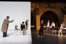 Avignon In 2012 : Une leçon de théâtre, discrètement ironique, où les images virtuelles sont là... pertinentes