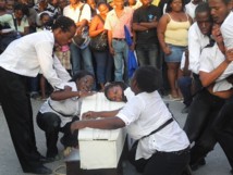 "La brigade d’intervention poétique", Théâtre de l'Unité, Festival d'Aurillac 2012 © Jacques Livchine. "La brigade d’intervention poétique", Théâtre de l'Unité, Festival d'Aurillac 2012 © Jacques Livchine.