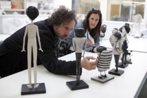 Tim Burton et Allison Abbate (coproductrice) dans l'hôpital des marionnettes © Leah Gallo/2012 Disney Enterprises, Inc. Tim Burton et Allison Abbate (coproductrice) dans l'hôpital des marionnettes © Leah Gallo/2012 Disney Enterprises, Inc.