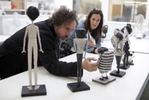 Tim Burton et Allison Abbate (coproductrice) dans l'hôpital des marionnettes © Leah Gallo/2012 Disney Enterprises, Inc.