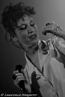 Billie, un groove séduisant et sensuel comme un baiser électrique et envoûtant Billie, un groove séduisant et sensuel comme un baiser électrique et envoûtant