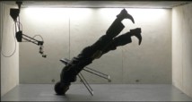 "Press"… Un spectacle étonnant, presque étouffant, fait d’équilibres et de déséquilibres "Press"… Un spectacle étonnant, presque étouffant, fait d’équilibres et de déséquilibres