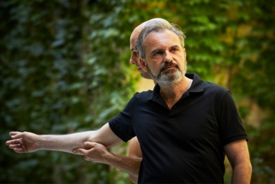 Scali Delpeyrat et Alexander Vantournhout dans "La Rose en céramique", Festival d'Avignon 2018 © Christophe Raynaud de Lage. Scali Delpeyrat et Alexander Vantournhout dans "La Rose en céramique", Festival d'Avignon 2018 © Christophe Raynaud de Lage.