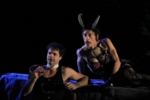 Matthieu Marie (Ménélas) et Dominique Gras (Satyre-Major) © Antonia Bozzi. Matthieu Marie (Ménélas) et Dominique Gras (Satyre-Major) © Antonia Bozzi.