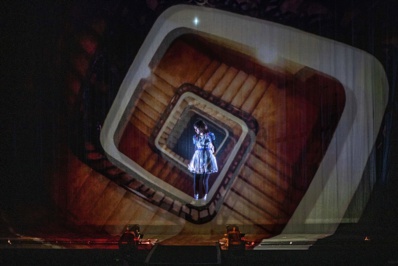 "Alice traverse le miroir" © Jean-Louis Fernandez. "Alice traverse le miroir" © Jean-Louis Fernandez.