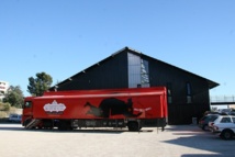 Camion-expo "Le Porte-Folie" dans l'une des cours de La Cité des Arts de la Rue, 2012 © Gil Chauveau.