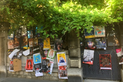 Une rue d'Avignon pendant le festival © Gil Chauveau 2022.