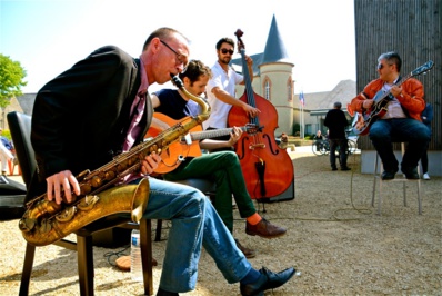 C magnigfique Orchestra sur l'esplanade de la place du bourg à Tréveneuc (22) en 2018 © Yvon Botcazou.