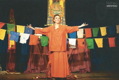 Pierrette Dupoyet dans un précédent spectacle "Alexandra David-Néel, pour la vie…" © Mathieu Gresteau. Pierrette Dupoyet dans un précédent spectacle "Alexandra David-Néel, pour la vie…" © Mathieu Gresteau.