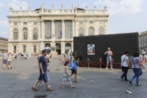 "The Big Movement" de Dries Verhoeven sur la Piazza Castello © Lorenzo Passoni. "The Big Movement" de Dries Verhoeven sur la Piazza Castello © Lorenzo Passoni.