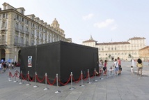 "The Big Movement" de Dries Verhoeven sur la Piazza Castello © Lorenzo Passoni.