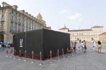 "The Big Movement" de Dries Verhoeven sur la Piazza Castello © Lorenzo Passoni. "The Big Movement" de Dries Verhoeven sur la Piazza Castello © Lorenzo Passoni.