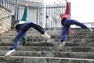 "Hune" par la Cie Paon dans le ciment © Stéphane Klein – Sud-Ouest. "Hune" par la Cie Paon dans le ciment © Stéphane Klein – Sud-Ouest.