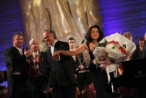 Jean-Claude Casadesus, Khatia Buniatishvili et le Philharmonique de Saint-Pétersbourg © Yannick Perrin.