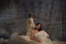 "Les mains de Camille ou le Temps de l'oubli" par Les Anges au Plafond © Vincent Muteau. "Les mains de Camille ou le Temps de l'oubli" par Les Anges au Plafond © Vincent Muteau.