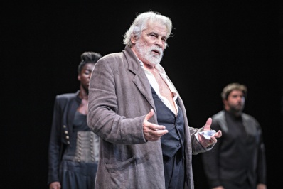 Jacques Weber et, au second plan, Grace Seri et Thomas Trigeaud © Jean-Louis Fernandez. Jacques Weber et, au second plan, Grace Seri et Thomas Trigeaud © Jean-Louis Fernandez.