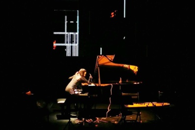 Spectacle pour piano, electronics et vidéo de Claudia Chan, Cologne 2020 © Emanuele Labrande.