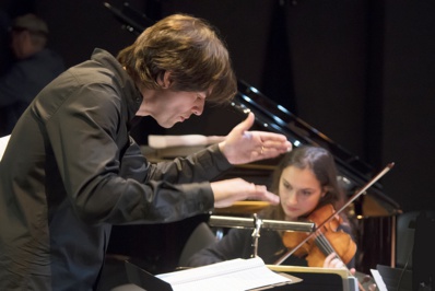 Julien Masmondet, Ensemble Les Apaches © Odile Motelet. Julien Masmondet, Ensemble Les Apaches © Odile Motelet.