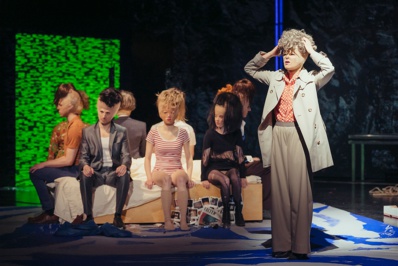 "Light Falls (Am Ende Licht)" Entre la dure réalité et le monde chaotique présents dans leurs têtes "Light Falls (Am Ende Licht)" Entre la dure réalité et le monde chaotique présents dans leurs têtes