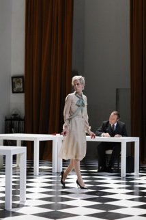 Le "Tartuffe" de Bondy n'hésite pas à amplifier les postures de la tradition moliéresque Le "Tartuffe" de Bondy n'hésite pas à amplifier les postures de la tradition moliéresque