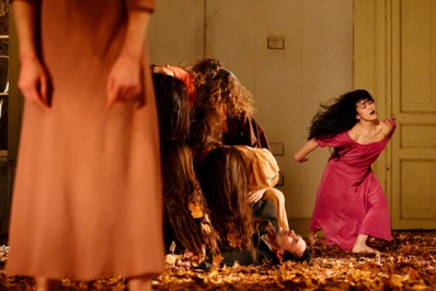 © Christian Clarke/Tanztheater Wuppertal. © Christian Clarke/Tanztheater Wuppertal.