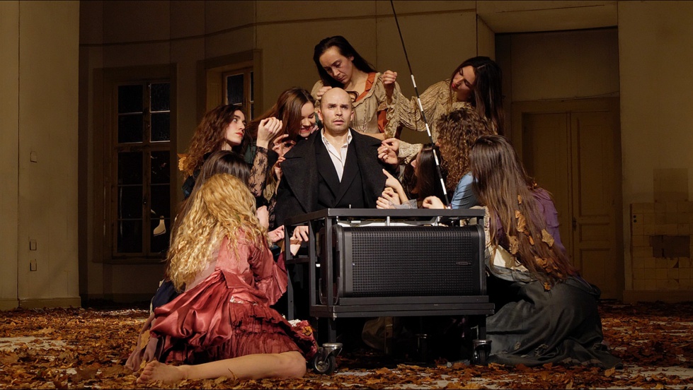 © Klaus Dilger/Tanztheater Wuppertal. © Klaus Dilger/Tanztheater Wuppertal.