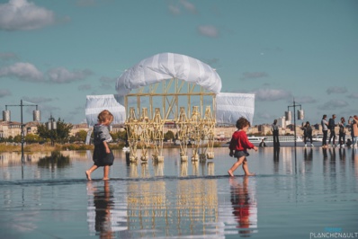 Le sculpteur Theo Jansen crée des créatures imaginaires qui prennent vie  avec le vent 