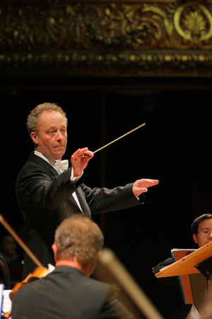 Emmanuel Krivine © Philippe Hurlin. Emmanuel Krivine © Philippe Hurlin.