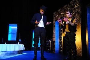 Un vaudeville cauchemardesque où se révèlent la fragilité du vernis social et la noirceur de l'homme
