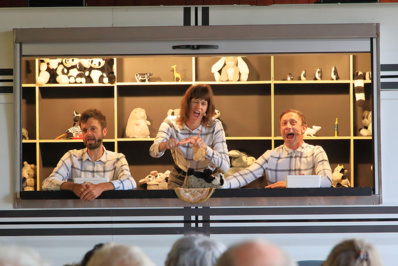 "Francis sauve le monde" © Asso art et images. "Francis sauve le monde" © Asso art et images.