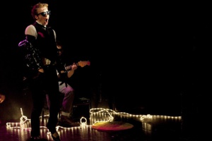 Dans la savane exquise... De jeunes précieuses se perdent... au son d'un vieux rock 'n' roll !