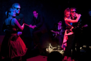 Dans la savane exquise... De jeunes précieuses se perdent... au son d'un vieux rock 'n' roll !