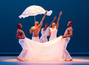 "Revelations" d'Alvin Ailey © Nan Melville. "Revelations" d'Alvin Ailey © Nan Melville.
