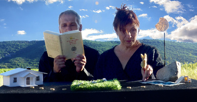 Cie La Cour Singulière © Delphine Joseph et Louise Lehmann. Cie La Cour Singulière © Delphine Joseph et Louise Lehmann.