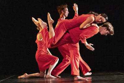 "Twelve ton rose"de Trisha Brown © Opera Ballet Vlaanderen-Phile Deprez. "Twelve ton rose"de Trisha Brown © Opera Ballet Vlaanderen-Phile Deprez.
